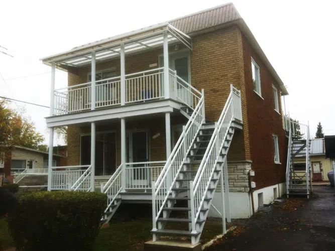 Installation professionnelle de balcon et rampes